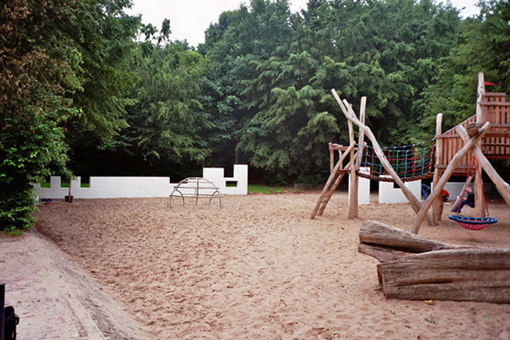 Die Mauer muß weg. Ein Projekt von JUS, Neue Vahr Bremen (die Maulwürfe) vom August bis Mitte September 2007. Hier die Renovierung der Mauer durch Teilnehmer des JUS Programmes für die Bemalung durch die Graffitikursteilnehmer von Siko Ortner. Hier die frisch renovierte und vorbereitete Mauer.