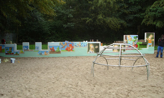 Die Mauer muß weg. Ein Projekt von JUS, Neue Vahr Bremen (die Maulwürfe) vom August bis Mitte September 2007. Die Graffitiwerkstatt wurde durchgeführt von Siko Ortner als Graffitikursus für Teilnehmer aus dem JUS Programm. Kunst im öffentlichen Raum. Mural, comic, charakter. Die Aufgabe von Siko Ortner war es, die Wünsche der Kinder mittels Sprühtechnik und theoretischen Kenntissen mit seinen Kursteilnehmern umzusetzen.