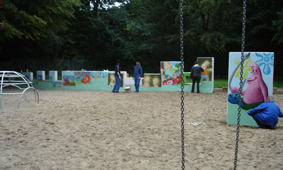 Die Mauer muß weg. Ein Projekt von JUS, Neue Vahr Bremen (die Maulwürfe) vom August bis Mitte September 2007. Die Graffitiwerkstatt wurde durchgeführt von Siko Ortner. Kunst im öffentlichen Raum. Mural, comic, charakter, Stanceltechnik, frame, Marmorierungstechnik. Die pieces / Bilder sind nach den Vorstellungen und Wünschen der beheimateten Kinder entstanden. Die Aufgabe von Siko Ortner war es, die Wünsche der Kinder mittels Sprühtechnik und theoretischen Kenntissen mit seinen Kursteilnehmern  umzusetzen.