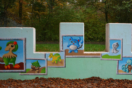 Die Mauer muß weg. Ein Projekt von JUS, Neue Vahr Bremen (die Maulwürfe) vom August bis Mitte September 2007. Die Graffitiwerkstatt wurde durchgeführt von Siko Ortner. Kunst im öffentlichen Raum. Mural, comic, charakter, Stanceltechnik, frame, Marmorierungstechnik. Die pieces / Bilder sind nach den Vorstellungen und Wünschen der beheimateten Kinder entstanden. Die Aufgabe von Siko Ortner war es, die Wünsche der Kinder mittels Sprühtechnik und theoretischen Kenntissen mit seinen Kursteilnehmern  umzusetzen.