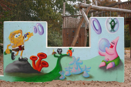 Die Mauer muß weg. Ein Projekt von JUS, Neue Vahr Bremen (die Maulwürfe) vom August bis Mitte September 2007. Die Graffitiwerkstatt wurde durchgeführt von Siko Ortner. Kunst im öffentlichen Raum. Mural, comic, charakter, Stanceltechnik, frame, Marmorierungstechnik. Die pieces / Bilder sind nach den Vorstellungen und Wünschen der beheimateten Kinder entstanden. Die Aufgabe von Siko Ortner war es, die Wünsche der Kinder mittels Sprühtechnik und theoretischen Kenntissen mit seinen Kursteilnehmern umzusetzen.