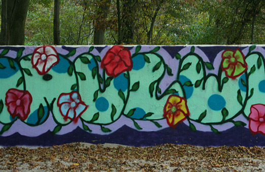 Die Mauer muß weg. Ein Projekt von JUS, Neue Vahr Bremen (die Maulwürfe) vom August bis Mitte September 2007. Die Graffitiwerkstatt wurde durchgeführt von Siko Ortner. Kunst im öffentlichen Raum. Mural, comic, charakter, Stanceltechnik, frame, Marmorierungstechnik. Die pieces / Bilder sind nach den Vorstellungen und Wünschen der beheimateten Kinder entstanden. Die Aufgabe von Siko Ortner war es, die Wünsche der Kinder mittels Sprühtechnik und theoretischen Kenntissen mit seinen Kursteilnehmern umzusetzen.