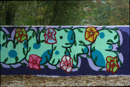 Die Mauer muß weg. Ein Projekt von JUS, Neue Vahr Bremen (die Maulwürfe) vom August bis Mitte September 2007. Die Graffitiwerkstatt wurde durchgeführt von Siko Ortner. Kunst im öffentlichen Raum. Mural, comic, charakter, Stanceltechnik, frame, Marmorierungstechnik. Die pieces / Bilder sind nach den Vorstellungen und Wünschen der beheimateten Kinder entstanden. Die Aufgabe von Siko Ortner war es, die Wünsche der Kinder mittels Sprühtechnik und theoretischen Kenntissen mit seinen Kursteilnehmern umzusetzen.