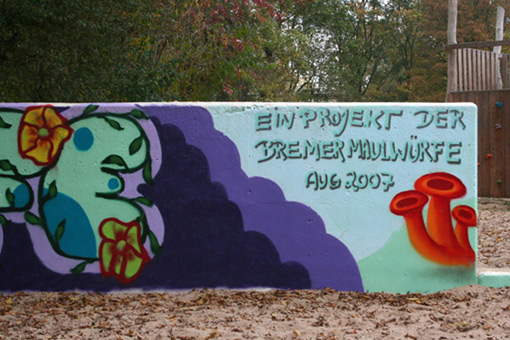 Die Mauer muß weg. Ein Projekt von JUS, Neue Vahr Bremen (die Maulwürfe) vom August bis Mitte September 2007. Die Graffitiwerkstatt wurde durchgeführt von Siko Ortner. Kunst im öffentlichen Raum. Mural, comic, charakter, Stanceltechnik, frame, Marmorierungstechnik. Die pieces / Bilder sind nach den Vorstellungen und Wünschen der beheimateten Kinder entstanden. Die Aufgabe von Siko Ortner war es, die Wünsche der Kinder mittels Sprühtechnik und theoretischen Kenntissen mit seinen Kursteilnehmern umzusetzen.