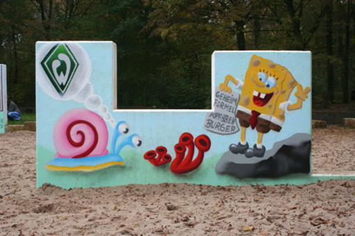 Die Mauer muß weg. Ein Projekt von JUS, Neue Vahr Bremen (die Maulwürfe) vom August bis Mitte September 2007. Die Graffitiwerkstatt wurde durchgeführt von Siko Ortner. Kunst im öffentlichen Raum. Mural, comic, charakter, Stanceltechnik, frame, Marmorierungstechnik. Die pieces / Bilder sind nach den Vorstellungen und Wünschen der beheimateten Kinder entstanden. Die Aufgabe von Siko Ortner war es, die Wünsche der Kinder mittels Sprühtechnik und theoretischen Kenntissen mit seinen Kursteilnehmern umzusetzen.