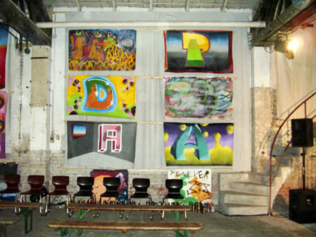 Präsentation Neustadt. Das Projekt Stadtteilsories von Quartier gGmbH von Februar bis Juli 2007 unter der Projektleitung von Anke Thiessen. Hier die Ausstellung der fertiggestellten Übungsleinwände der Kursteilnehmer, im Schulzentrum Delmestrasse in der Holzhalle am 08.Juli 2007. 8 vollendete Übungsleinwände in der Gesamtansicht. Werkstattleitung Graffiti Siko Ortner.