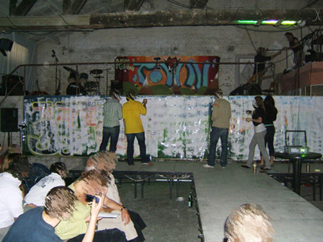 Präsentation Neustadt. Das Projekt Stadtteilsories von Quartier gGmbH von Februar bis Juli 2007 unter der Projektleitung von Anke Thiessen. Hier die Livepräsentation der Graffitikursteilnehmer aus der Neustadt. 11te und 12te Klasse Schulzentrum Delmestraße und Jugendfreizeitheim im Buntentorsteinweg vom DRK.  Präsentation im Schulzentrum Delmestrasse in der Holzhalle am 08.Juli 2007. Werkstattleitung Graffiti Siko Ortner.