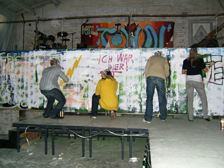 Präsentation Neustadt. Das Projekt Stadtteilsories von Quartier gGmbH von Februar bis Juli 2007 unter der Projektleitung von Anke Thiessen. Hier die Livepräsentation der Graffitikursteilnehmer aus der Neustadt. 11te und 12te Klasse Schulzentrum Delmestraße und Jugendfreizeitheim im Buntentorsteinweg vom DRK.  Präsentation im Schulzentrum Delmestrasse in der Holzhalle am 08.Juli 2007. Werkstattleitung Graffiti Siko Ortner.