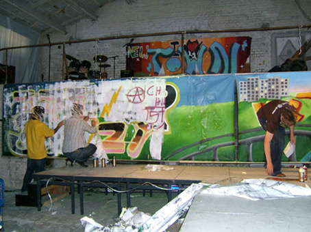 Präsentation Neustadt. Das Projekt Stadtteilsories von Quartier gGmbH von Februar bis Juli 2007 unter der Projektleitung von Anke Thiessen. Hier die Livepräsentation der Graffitikursteilnehmer aus der Neustadt. 11te und 12te Klasse Schulzentrum Delmestraße und Jugendfreizeitheim im Buntentorsteinweg vom DRK.  Präsentation im Schulzentrum Delmestrasse in der Holzhalle am 08.Juli 2007. Werkstattleitung Graffiti Siko Ortner.