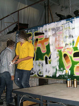 Präsentation Neustadt. Das Projekt Stadtteilsories von Quartier gGmbH von Februar bis Juli 2007 unter der Projektleitung von Anke Thiessen. Hier die Livepräsentation der Graffitikursteilnehmer aus der Neustadt. 11te und 12te Klasse Schulzentrum Delmestraße und Jugendfreizeitheim im Buntentorsteinweg vom DRK.  Präsentation im Schulzentrum Delmestrasse in der Holzhalle am 08.Juli 2007. Werkstattleitung Graffiti Siko Ortner.