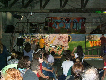 Präsentation Neustadt. Das Projekt Stadtteilsories von Quartier gGmbH von Februar bis Juli 2007 unter der Projektleitung von Anke Thiessen. Hier die Livepräsentation der Graffitikursteilnehmer aus der Neustadt. 11te und 12te Klasse Schulzentrum Delmestraße und Jugendfreizeitheim im Buntentorsteinweg vom DRK.  Präsentation im Schulzentrum Delmestrasse in der Holzhalle am 08.Juli 2007. Werkstattleitung Graffiti Siko Ortner.