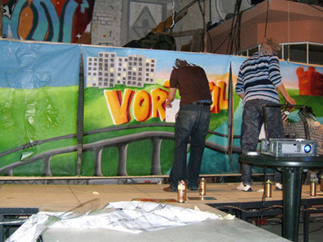 Präsentation Neustadt. Das Projekt Stadtteilsories von Quartier gGmbH von Februar bis Juli 2007 unter der Projektleitung von Anke Thiessen. Hier die Livepräsentation der Graffitikursteilnehmer aus der Neustadt. 11te und 12te Klasse Schulzentrum Delmestraße und Jugendfreizeitheim im Buntentorsteinweg vom DRK.  Präsentation im Schulzentrum Delmestrasse in der Holzhalle am 08.Juli 2007. Werkstattleitung Graffiti Siko Ortner.