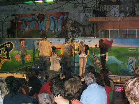 Präsentation Neustadt. Das Projekt Stadtteilsories von Quartier gGmbH von Februar bis Juli 2007 unter der Projektleitung von Anke Thiessen. Hier die Livepräsentation der Graffitikursteilnehmer aus der Neustadt. 11te und 12te Klasse Schulzentrum Delmestraße und Jugendfreizeitheim im Buntentorsteinweg vom DRK.  Präsentation im Schulzentrum Delmestrasse in der Holzhalle am 08.Juli 2007. Werkstattleitung Graffiti Siko Ortner.