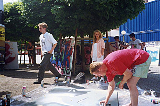 Projekt, Jedermann malt eine Leinwand mit anschließender Versteigerung, St.Georg Hamburg, Sommer 1992. Ein Graffitiprojekt von Yogi (kurz darauf an Krebs verstorben), Soziapädagoge und Grafikdesigner, Veranstalter und Dokumentar vieler Graffitiprojekte in Hamburg und umzu. Es ist eine Ehre in Yogis Projekten eingebunden zu sein, Siko Ortner (Moskito Posse, MP) malt eine Aerosolart leinwand mit dem Letter S von MP. Die Leinwand wurde versteigert an Unbekannt. leinwand04