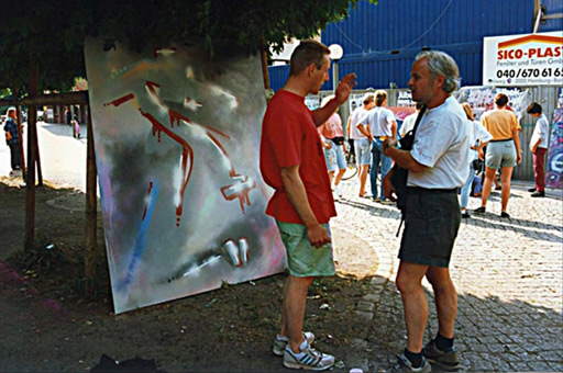 Projekt, Jedermann malt eine Leinwand mit anschließender Versteigerung, St.Georg Hamburg, Sommer 1992. Ein Graffitiprojekt von Yogi (kurz darauf an Krebs verstorben), Soziapädagoge und Grafikdesigner, Veranstalter und Dokumentar vieler Graffitiprojekte in Hamburg und umzu. Es ist eine Ehre in Yogis Projekten eingebunden zu sein, Siko Ortner (Moskito Posse, MP) malt eine Aerosolart leinwand mit dem Letter S von MP. Die Leinwand wurde versteigert an Unbekannt. Siko Ortner im Gespräch mit Yogi. leinwand06