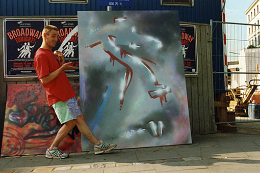 Projekt, Jedermann malt eine Leinwand mit anschließender Versteigerung, St.Georg Hamburg, Sommer 1992. Ein Graffitiprojekt von Yogi (kurz darauf an Krebs verstorben), Soziapädagoge und Grafikdesigner, Veranstalter und Dokumentar vieler Graffitiprojekte in Hamburg und umzu. Es ist eine Ehre in Yogis Projekten eingebunden zu sein, Siko Ortner (Moskito Posse, MP). Leinwand mit dem Letter S von MP. Aerosolart on canvas Sprühlack auf Leinwand ca. 1,80 m X 1 m, S mit openoutlines von Siko Ortner. leinwand07
